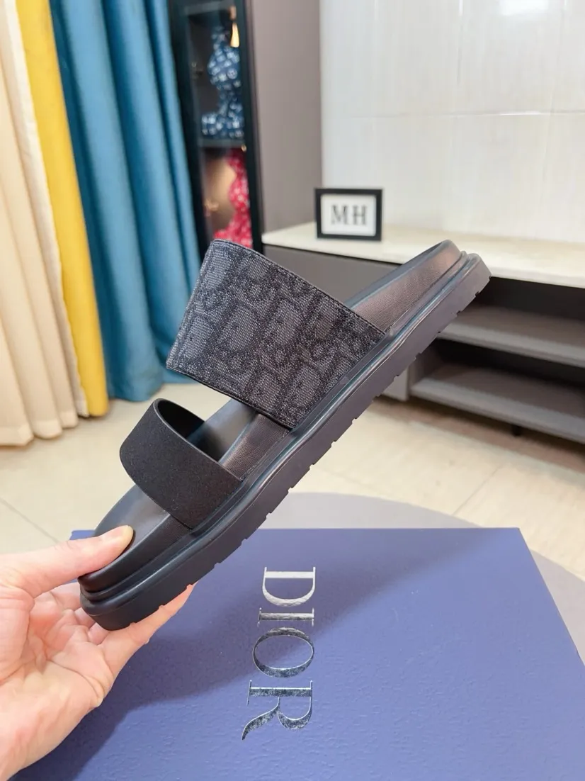 Men's Men's Shoes 💰320🌸🌸Dior Aqua Men's Sandals Slippers. Showcasing Dior haute couture design. The Dior gray suede strap is accented with an aluminum Dior buckle for added style. Paired with a comfortable tonal notch sole, they pair easily with shorts or jeans for a sophisticated look. Main body: suede cow leather, technical fabric lining: cow leather, with adjustable straps, aluminum Dior buckle, Dior gray EVA insole, tonal notch rubber outsole splicing structure👌👌size: 38-44 (45.46 customized)